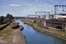 BCN Main Line. Dudley Port Puppy Green Aqueduct and canal cottage (BCN 124). 11/07/1970