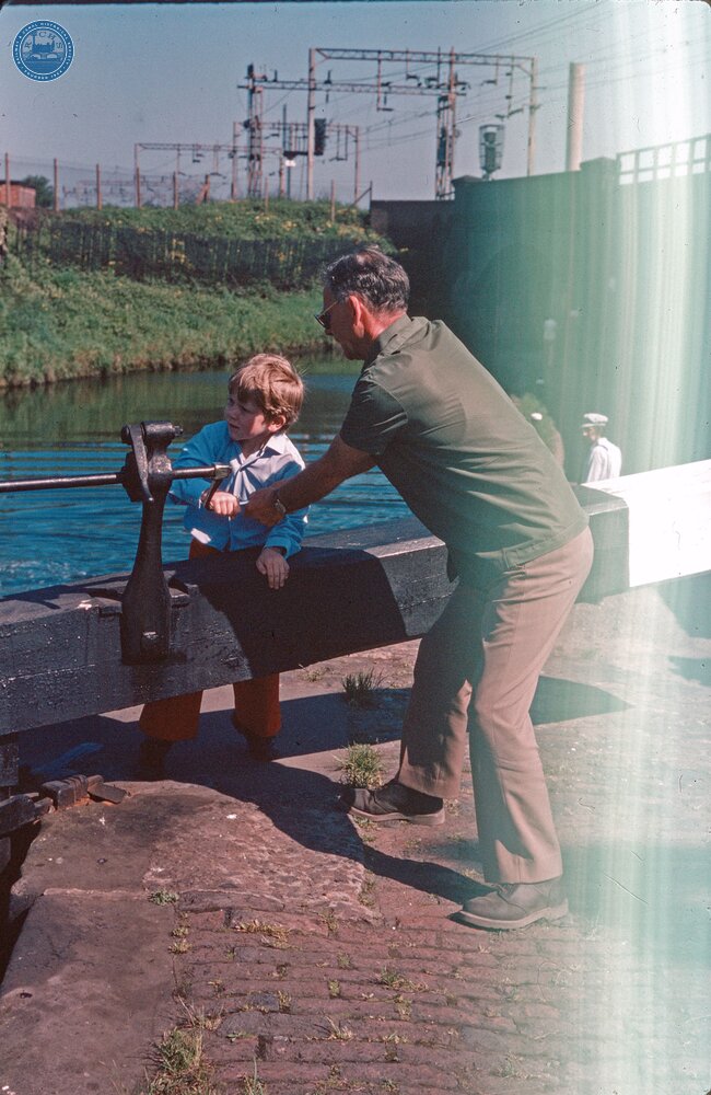 Wolverhampton lock 3, putting up bottom gate paddle,