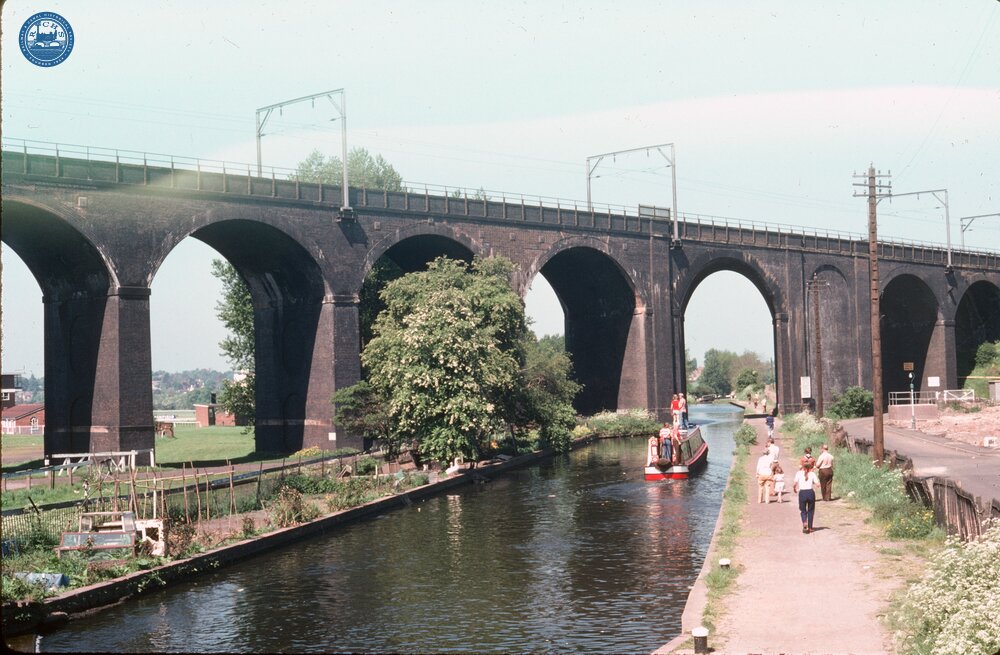 Oxley viaduct over canal between Locks 16 and 17, Wolverhampton