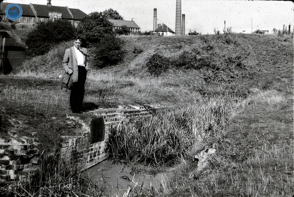 BCN Dudley No 1 Canal: Rodney Weaver beside old lock chamber of Delph Nine flight