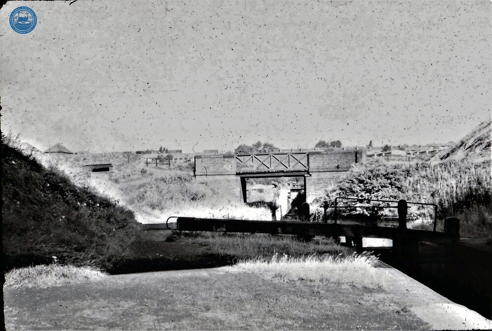 BCN Dudley No 1 Canal: Top of Parkhead Lock 2 and footbridge looking towards top lock