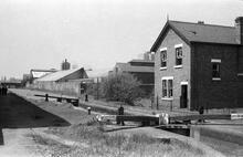 New Cross fourth lock, cottage and Bradburns Bridge, Bentley Canal