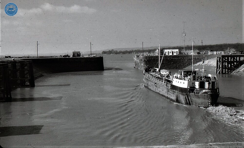 Empty tanker BP Manufacturer(?) of London heading onto River Severn.  