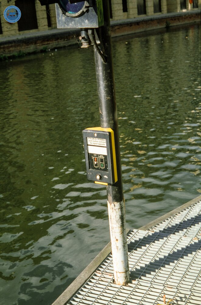 River Kennet at Highbridge Wharf, Reading. Control for one-way section through Brewery Gut