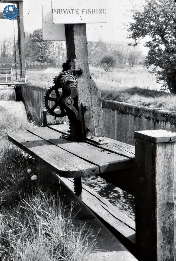Icklingham Mill Lock bottom gate and paddle gear