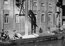 Ancholme Navigation. Discharging Grain at Brigg