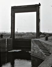 Nene Navigation: Wellingborough Lock No 12 gullotine gate