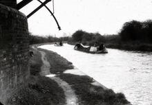 GU: Warwick & Napton Canal. Wilson Family heading towards London. 1959