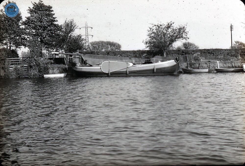 Sailing barge with leeboards