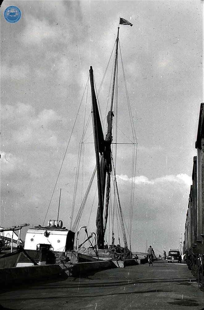 Sailing Vessel - single mast