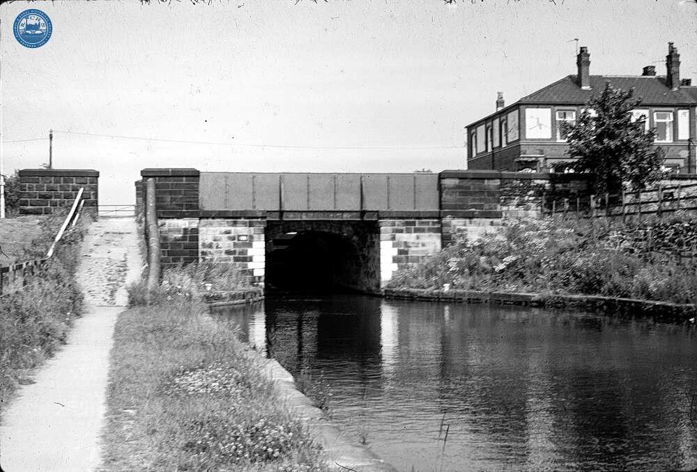 Leeds & Liverpool Canal. Wigan Lock No 83 (Wigan Flight Lock No 19) Footbridge. July 1984