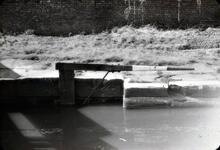 Pivotting ground paddle