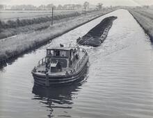 Compartment Boat Tug “Kellingly” near Pollington pulling compartment boats led by Jebus No 23.