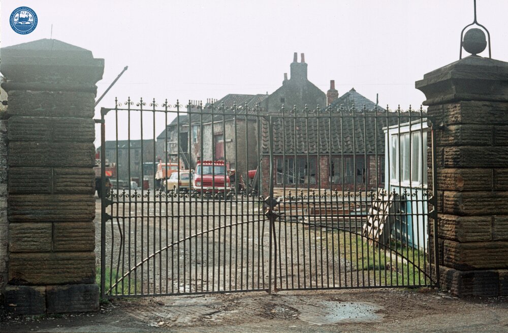 Gates at entrance to Ripon canal basin. April 1975
