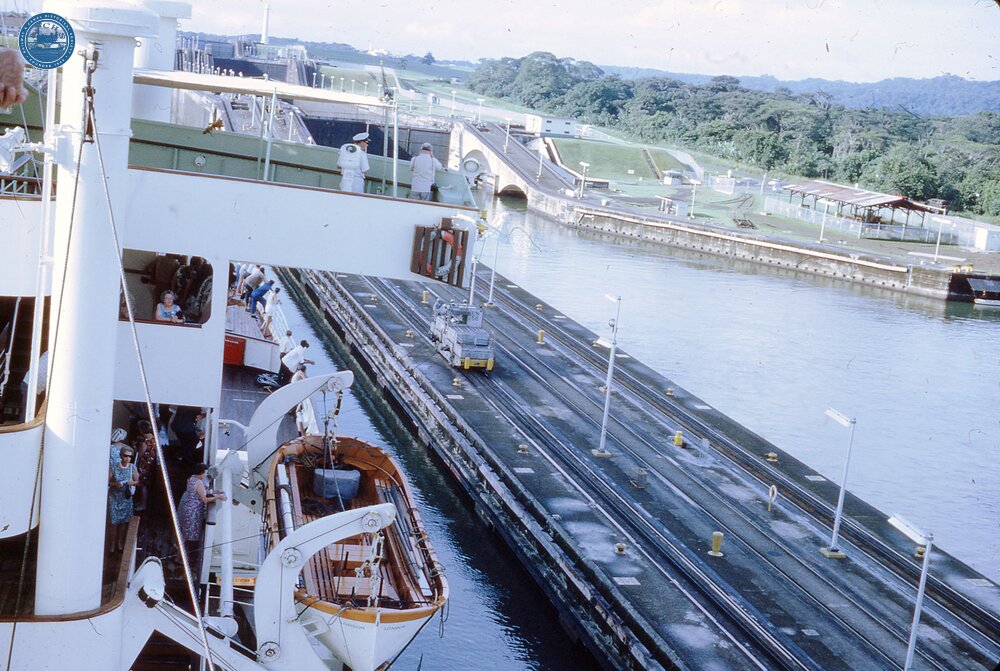 NZ1__38E Entering lock Panama canal 17October 1970   (Ref 017924E)