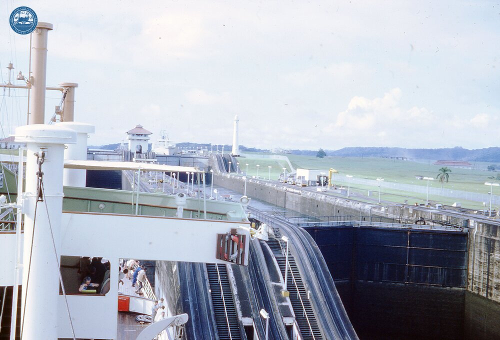 NZ1__42E In lock Panama canal 17 Octiber 1970  (Ref 017928E)