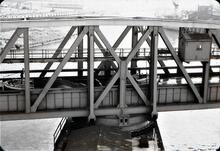 Pivot mechanism of Barton Aqueduct from road bridge