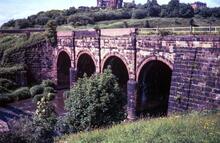 Prestolee. Canal aqueduct: 4 arches and small arch at side. 04 June 1988