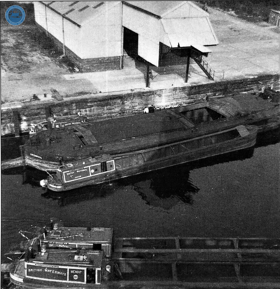 Transferring copper slab ingots (bibles) from Weaver Flat to narrow boats, Keppel between Flat and Quayside. Anson on offside of flat. 1961