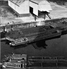 Transferring copper slab ingots (bibles) from Weaver Flat to narrow boats, Keppel between Flat and Quayside. Anson on offside of flat. 1961