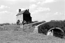 Somerton Deep Lock, Keepers Cottage and Bridge