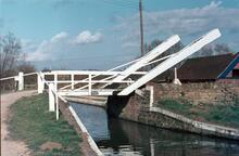  Aubreys Lift Bridge, Thrupp.  April 1969
