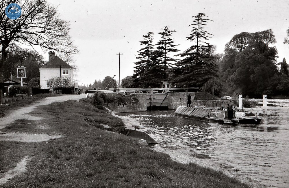 Willow Wren narrowboat pair below Bell Weir Lock