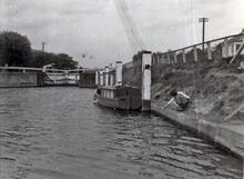 Cruiser below Chertsey Lock