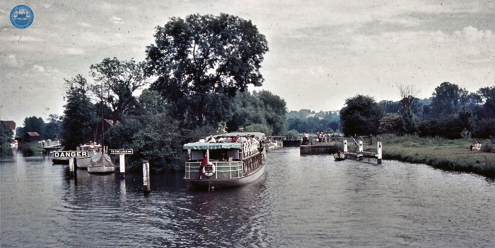 Steamer entering Hambledon Lock