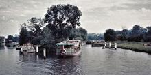 Steamer entering Hambledon Lock