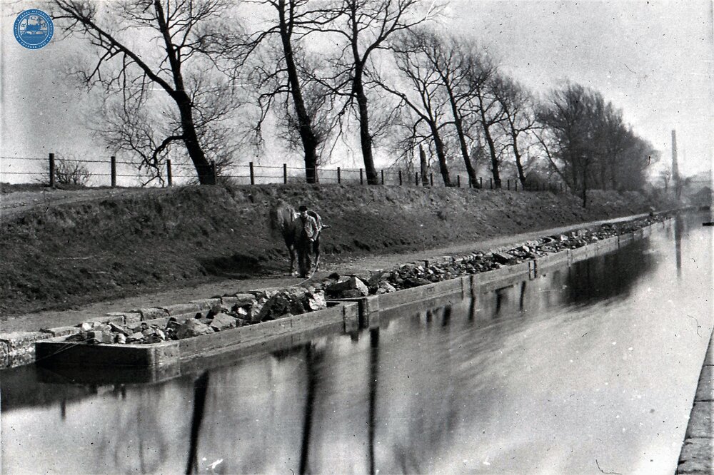 Train of loaded tub boats (WP64/38)