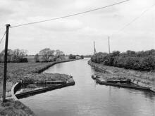Narrows for stop gate, immediately north of Pendeford Bridge (4).  5 May 1975