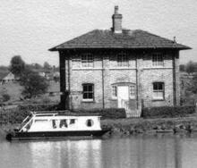 Hurleston Junction: cottage below locks (1957)