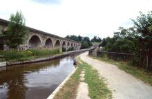 Aqueduct Llangollen canal + railway viaduct. Chirk August 1993 (Ref 017339E)