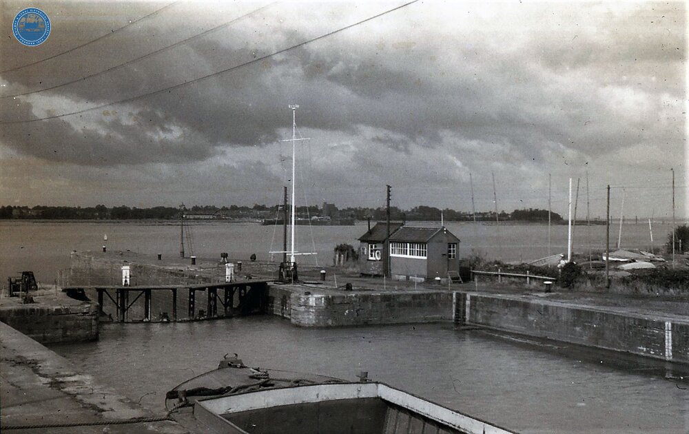 Lydney Canal: Entrance to Lydney Dock