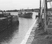 Sludge Boat, 'Countess Wear' entering Turf Lock. August 1980
