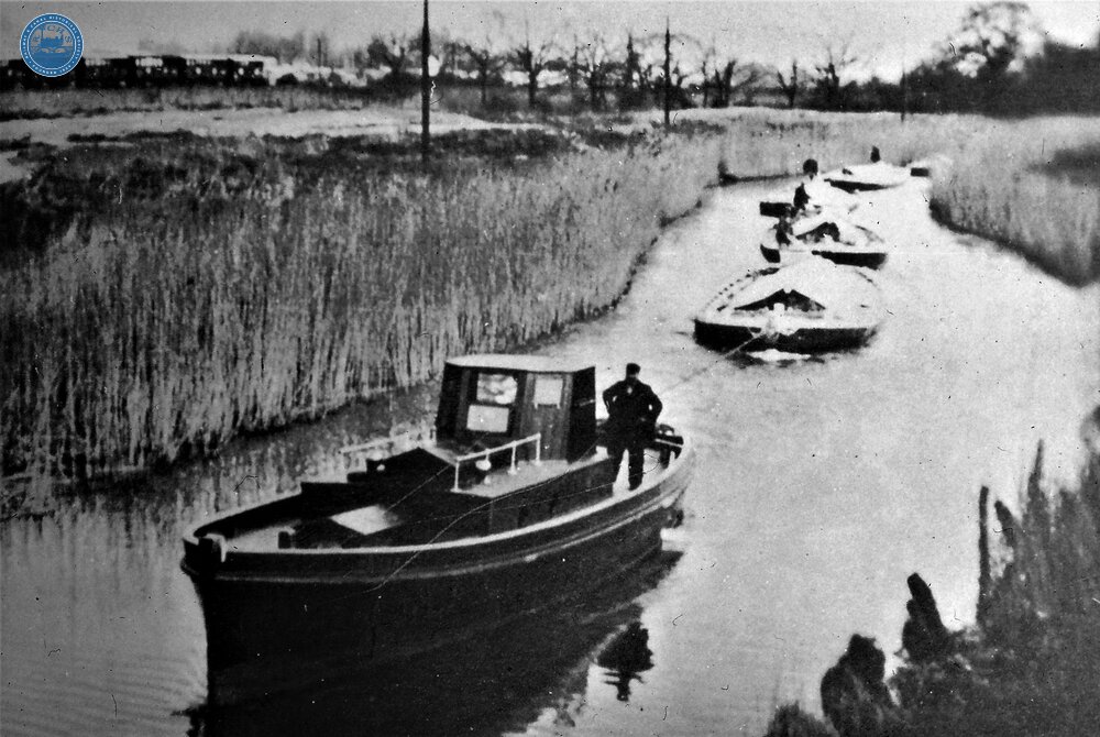 Stover Canal. Tug Heron at Jetty Marsh. Circa 1930