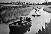 Stover Canal. Tug Heron at Jetty Marsh. Circa 1930