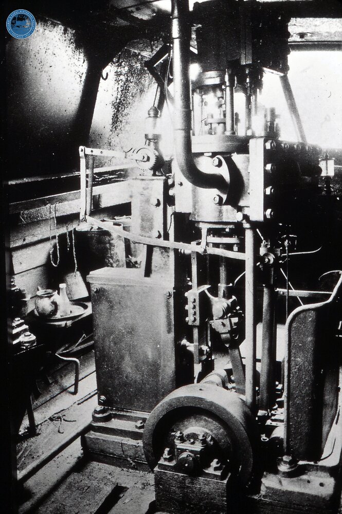 Vertical tandem compound steam engine probably in Leeds & Liverpool Canal tug. (From Steam on Canals Sub-Collection) 