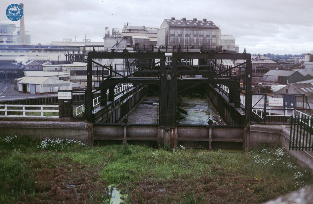 Empty approach aqueduct to Anderton Boat Lift, Trent & Mersey Canal, Sep 1988