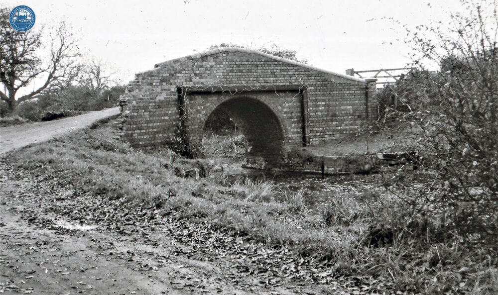 Griff Hollows Canal and entrance bridge from Coventry Canal