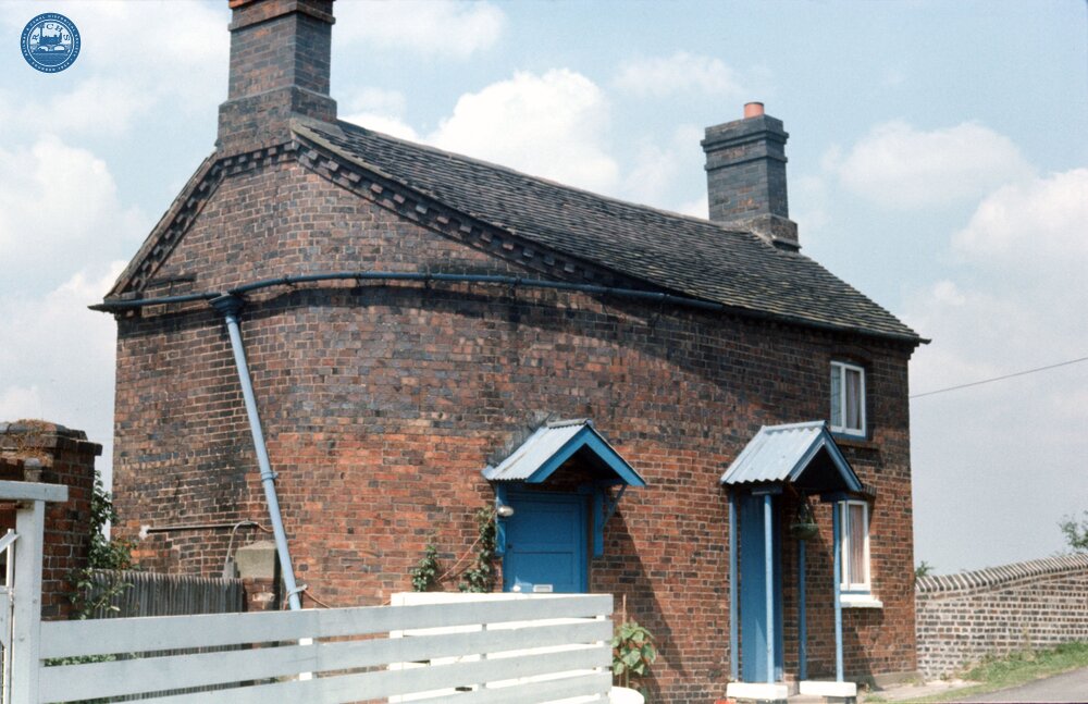 Coventry Canal, cottage by Bridge 31 near Hartshill yard