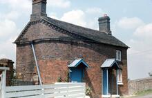 Coventry Canal, cottage by Bridge 31 near Hartshill yard