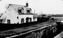 Droitwich Barge Canal: Ladywood Lock  and cottage. 1947
