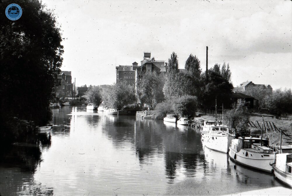 Tewkesbury looking downstream from King John's Bridge. 1961 