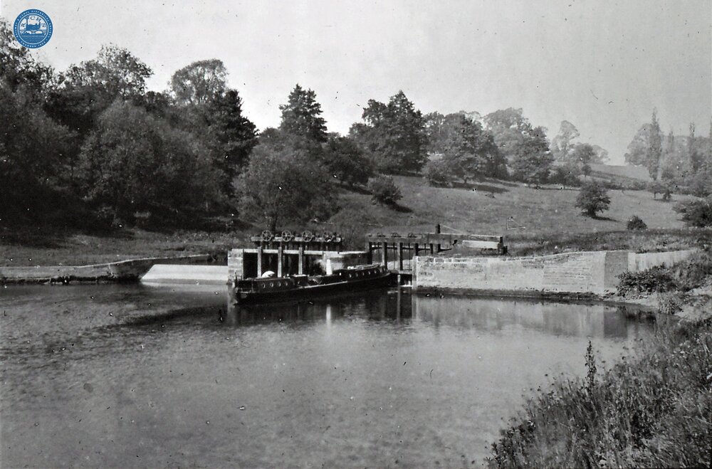 Flash Lock at Pershore, with steam launch Dragonfly III apparently waiting to pass downstream. 1895