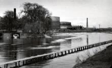 Evesham Lock (left), weir and gasworks. 1961 