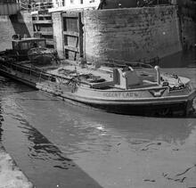 Tanker Regent Lady leaving Gloucester Lock.