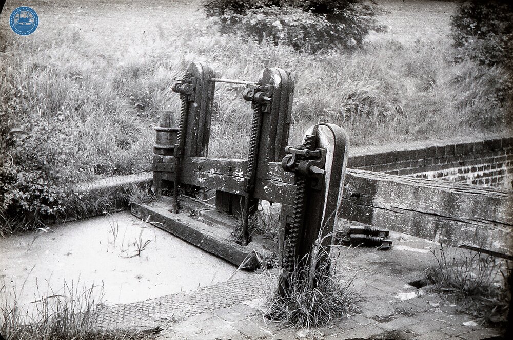 Stourbridge Canal: Lock paddle gearing