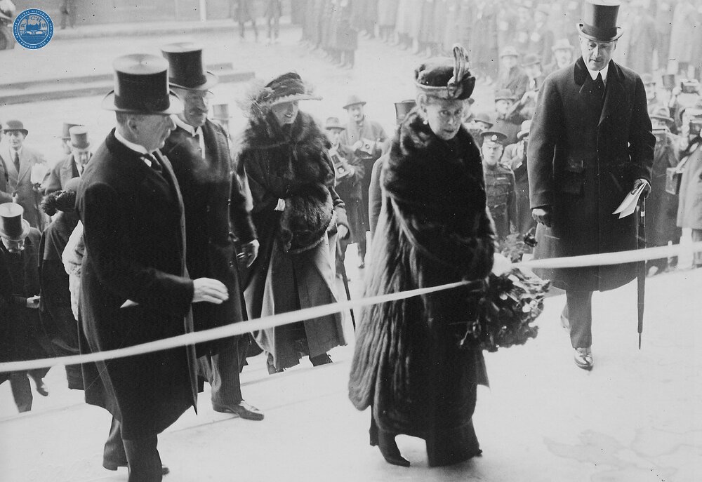 1922 - LSWR. Waterloo Station. Cutting the Ribbon by Queen Mary . (Ref: 030964)